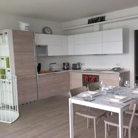 Sleeps 5 Pool Air Con דירה