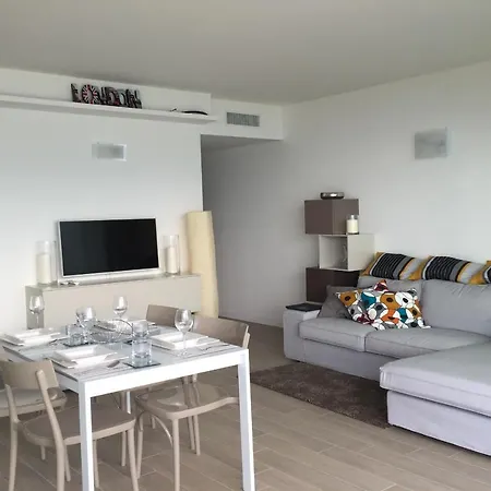 דירה Sleeps 5 Pool Air Con מנאג'יו