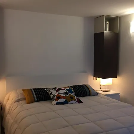 דירה Sleeps 5 Pool Air Con מנאג'יו