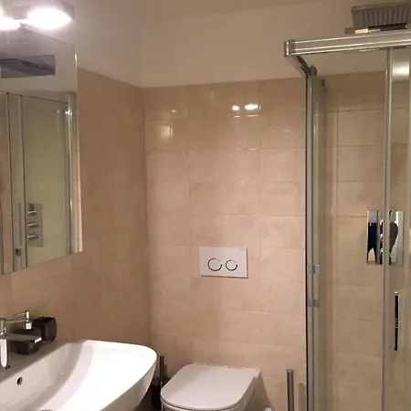 Sleeps 5 Pool Air Con דירה